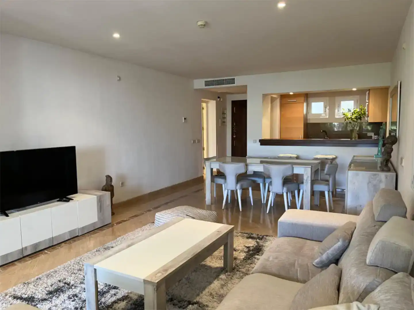 Sala d'estar de Pis de lloguer en Marbella amb Aire condicionat i Balcó