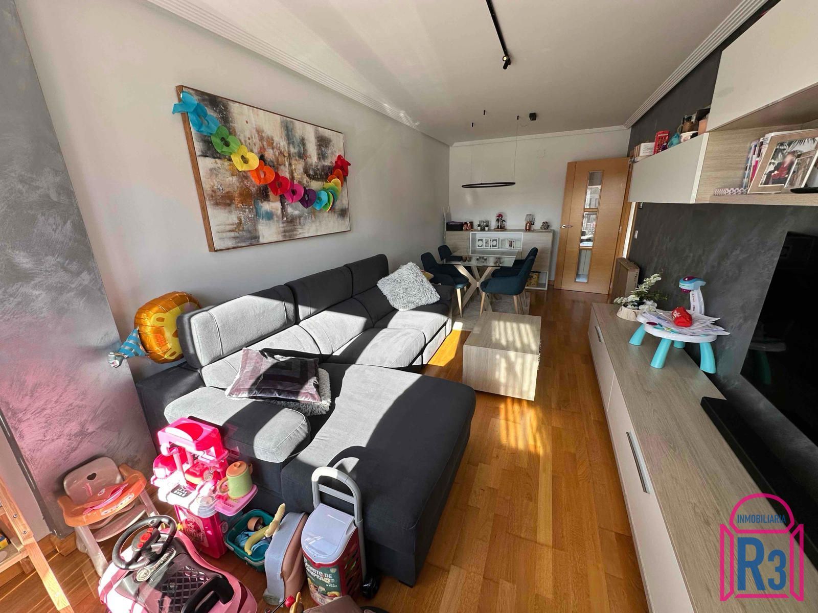 Sala d'estar de Apartament en venda en León Capital  amb Calefacció, Terrassa i Traster