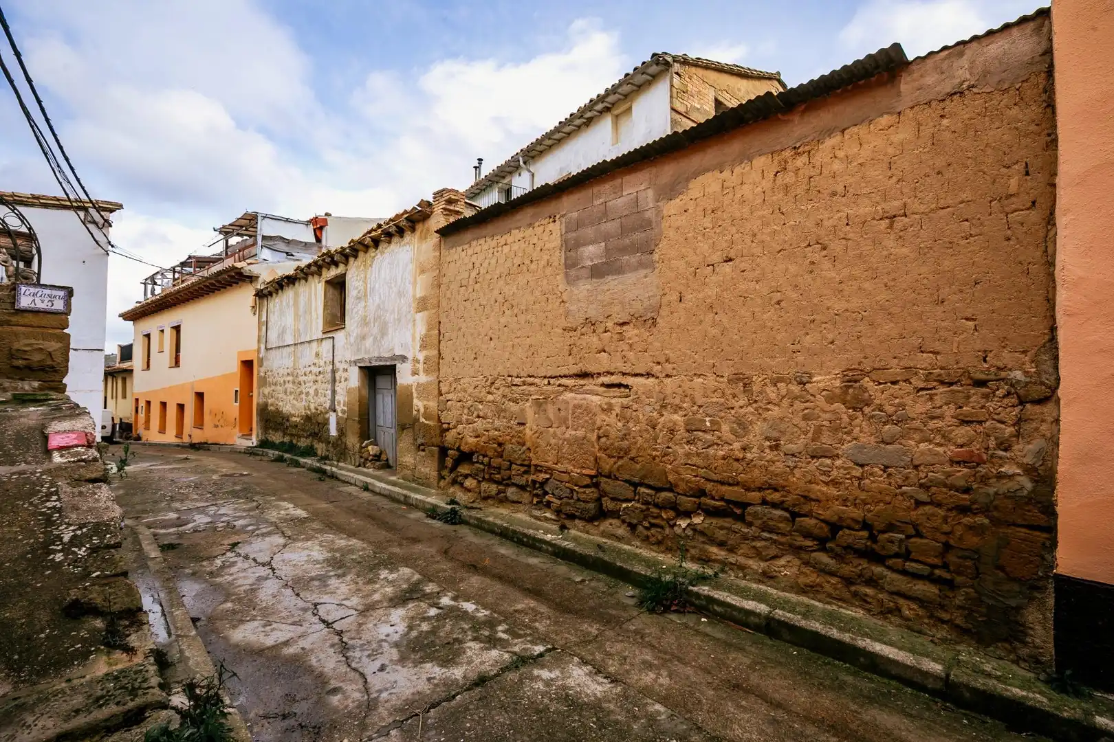 Vista exterior de Casa o xalet en venda en Ayerbe amb Moblat i Balcó