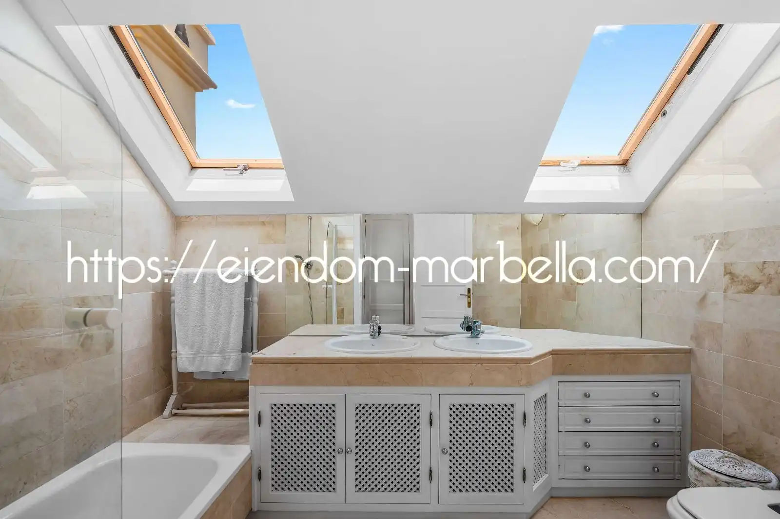 Badezimmer von Maisonette zum Verkauf in Marbella mit Klimaanlage, Terrasse und Abstellraum