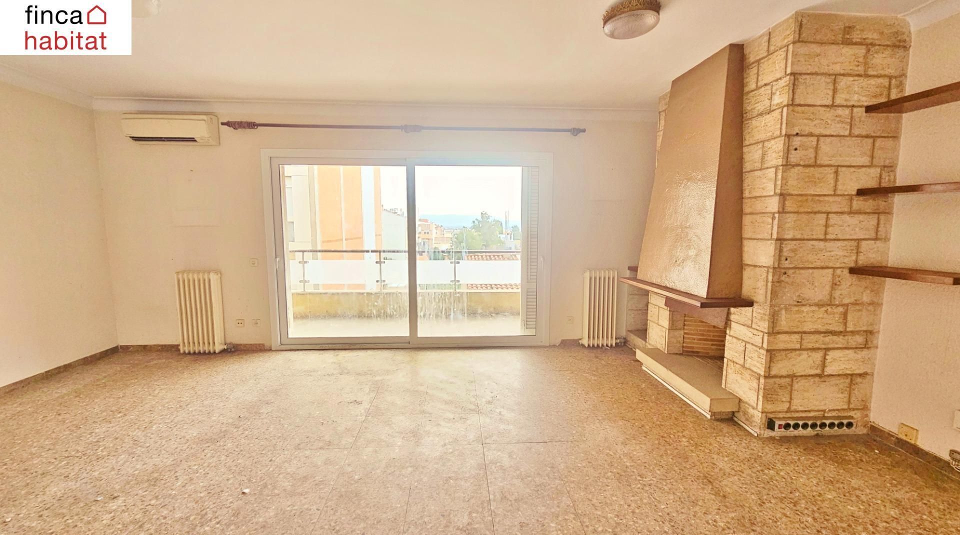 Living room of Flat for sale in Figueres  with Air Conditioner, Heating and Terrace