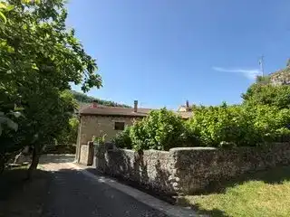 Vista exterior de Casa adosada en venda en Valle de Sedano amb Jardí privat, Traster i Moblat