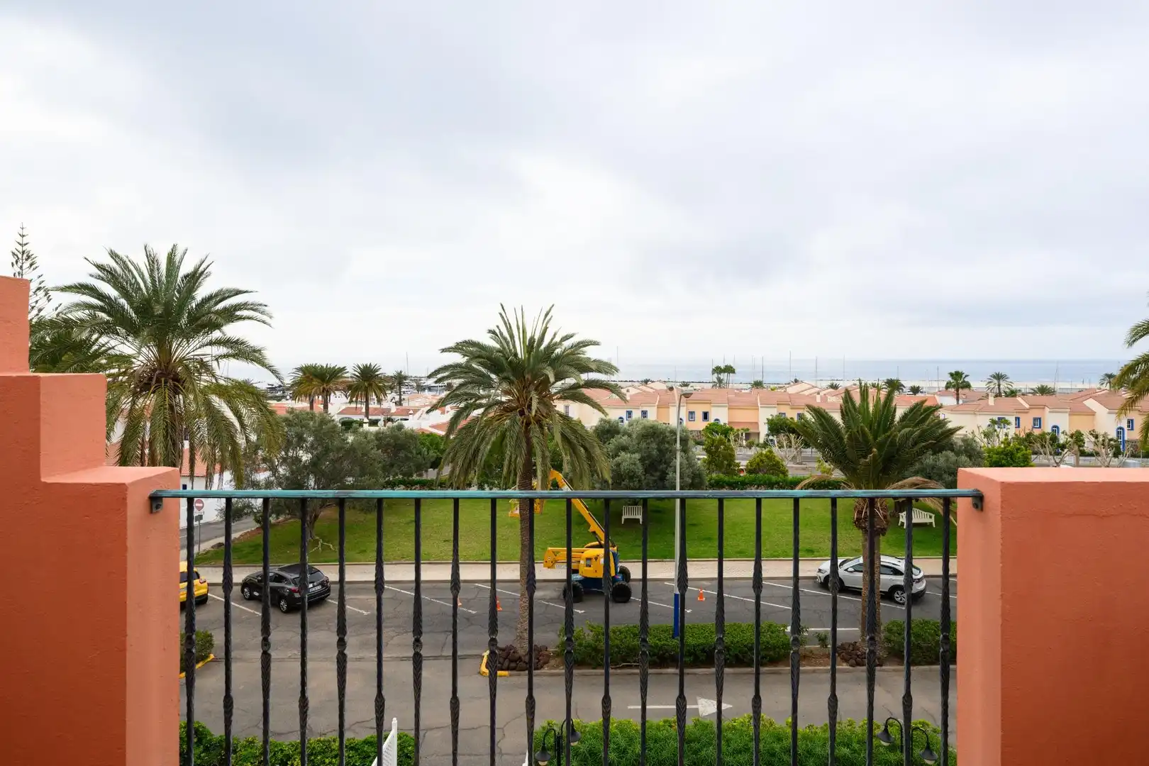 Außenansicht von Einfamilien-Reihenhaus zur Miete in San Bartolomé de Tirajana mit Klimaanlage, Privatgarten und Terrasse