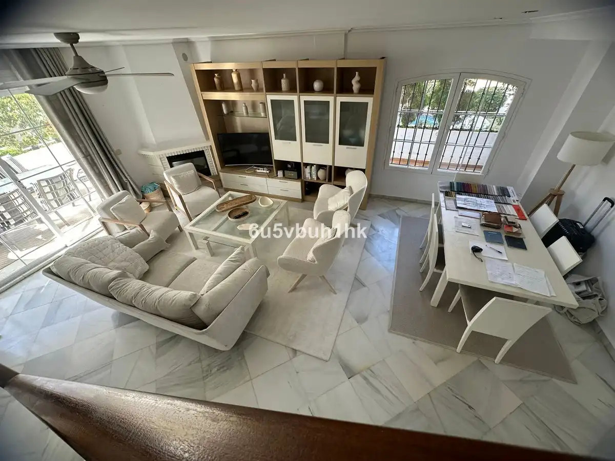 Sala d'estar de Casa adosada de lloguer en Marbella amb Aire condicionat, Jardí privat i Piscina