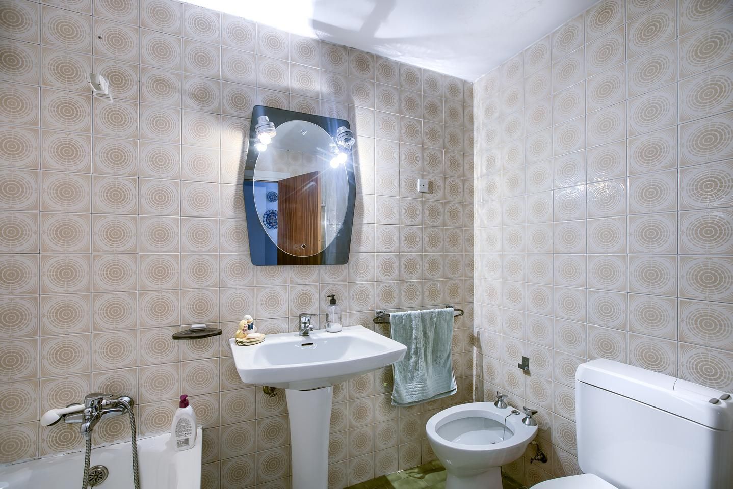 Bathroom of Flat for sale in  Madrid Capital  with Heating, Parquet flooring and Storage room