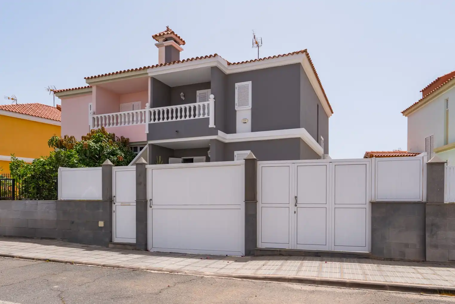 Vista exterior de Casa adosada en venda en San Bartolomé de Tirajana amb Aire condicionat, Calefacció i Terrassa