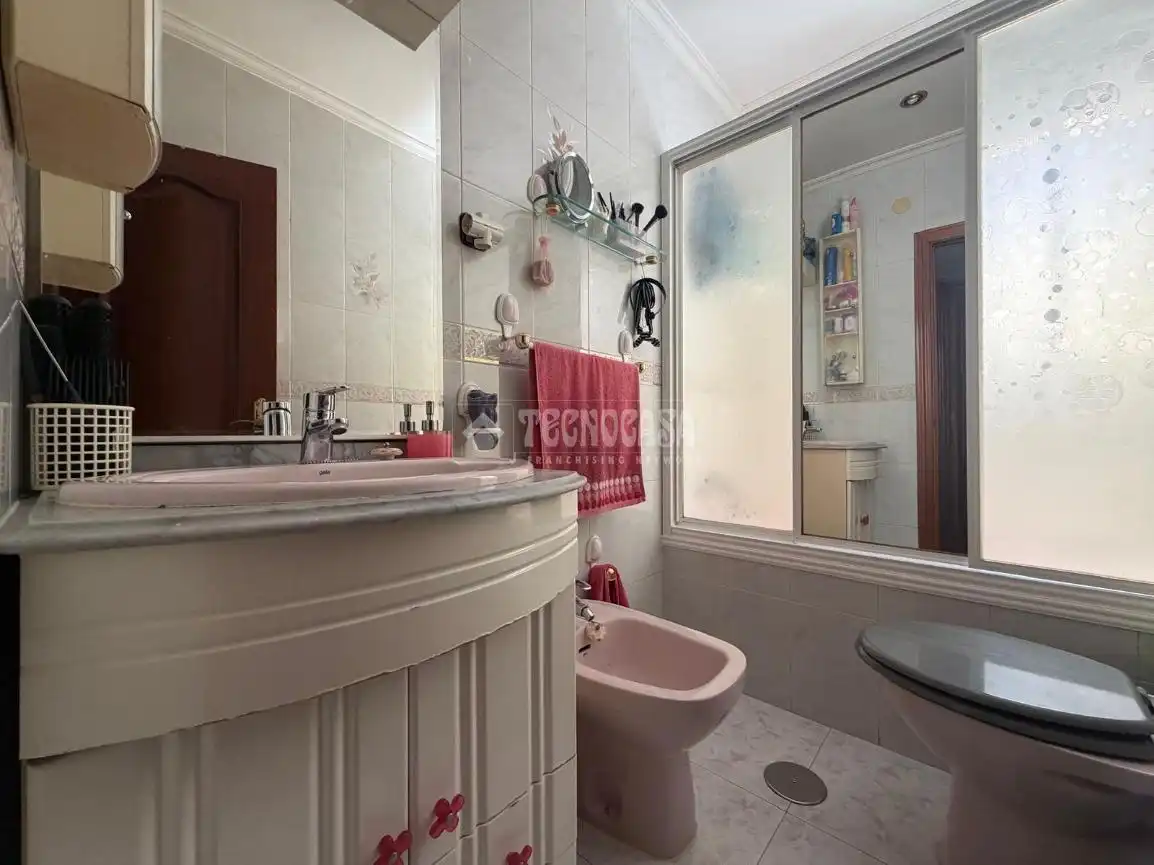 Bathroom of Flat for sale in Madrid  with Air Conditioner, Heating and Balcony