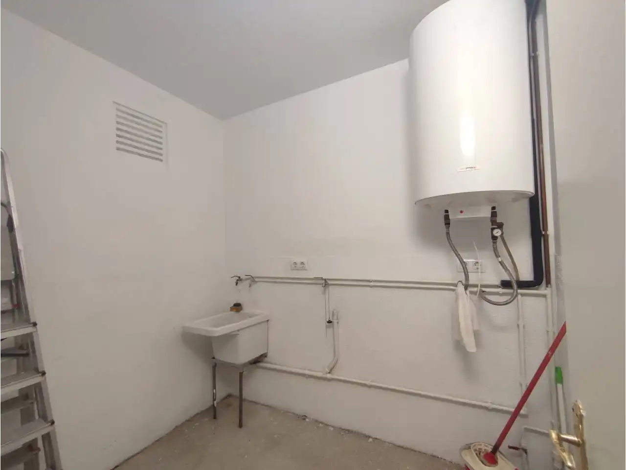 Bany de Casa o xalet en venda en La Granada amb Aire condicionat, Calefacció i Jardí privat