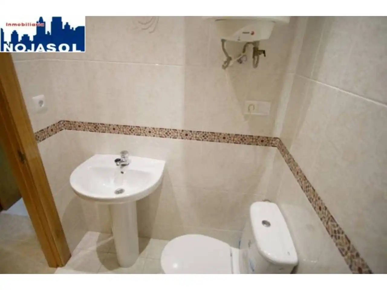 Badezimmer von Büro zum Verkauf in Bareyo