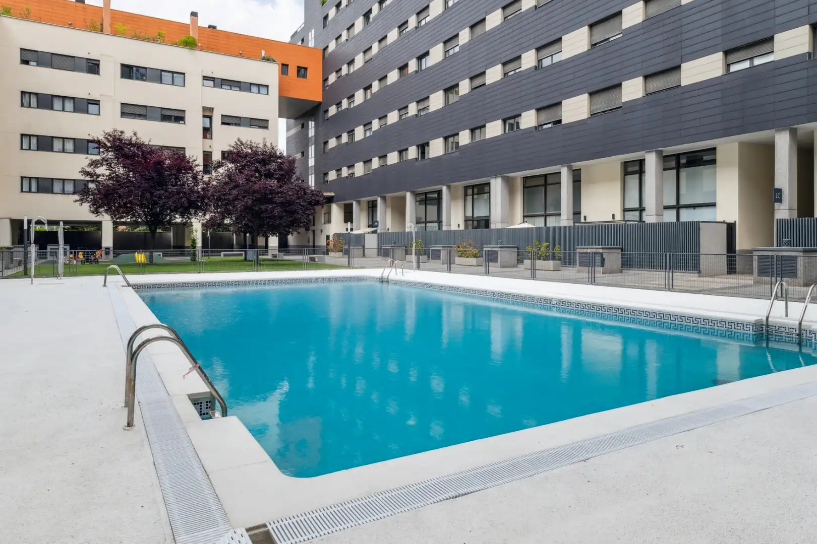 Piscina de Pis de lloguer en Madrid amb Aire condicionat, Calefacció i Piscina comunitària