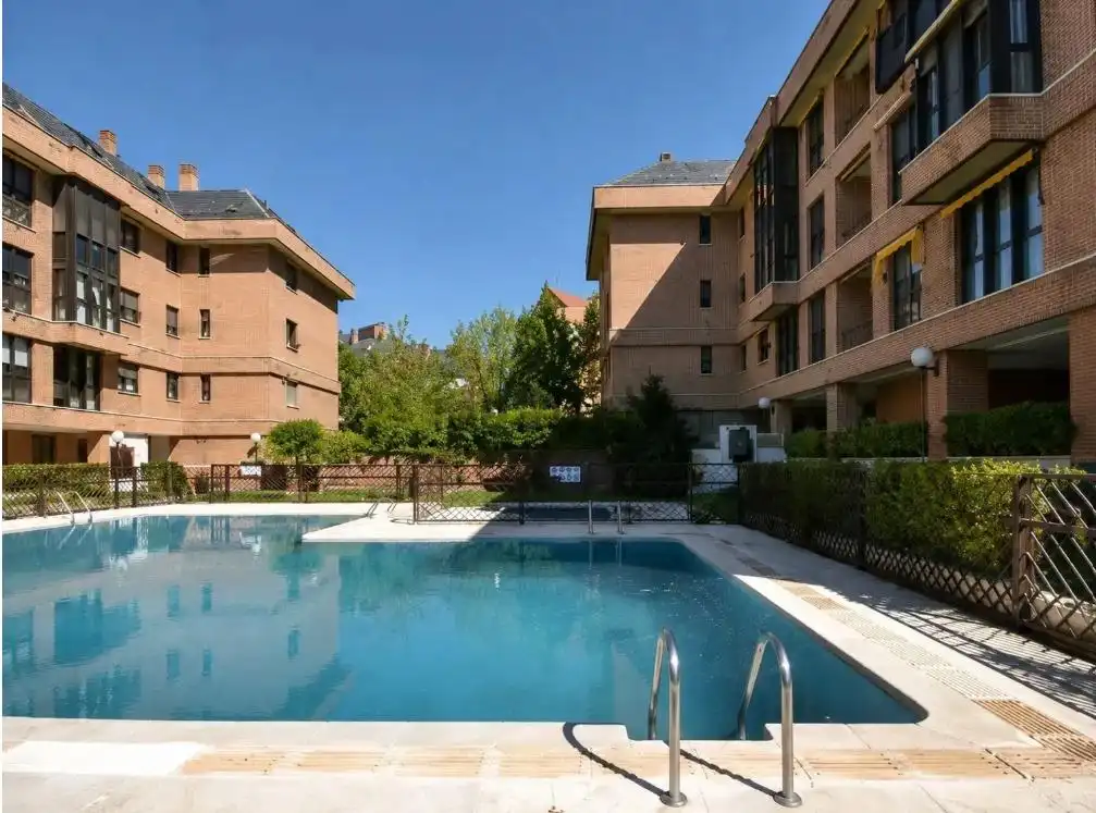Piscina de Apartamento en venta en Madrid con Aire acondicionado, Calefacción y Jardín privado