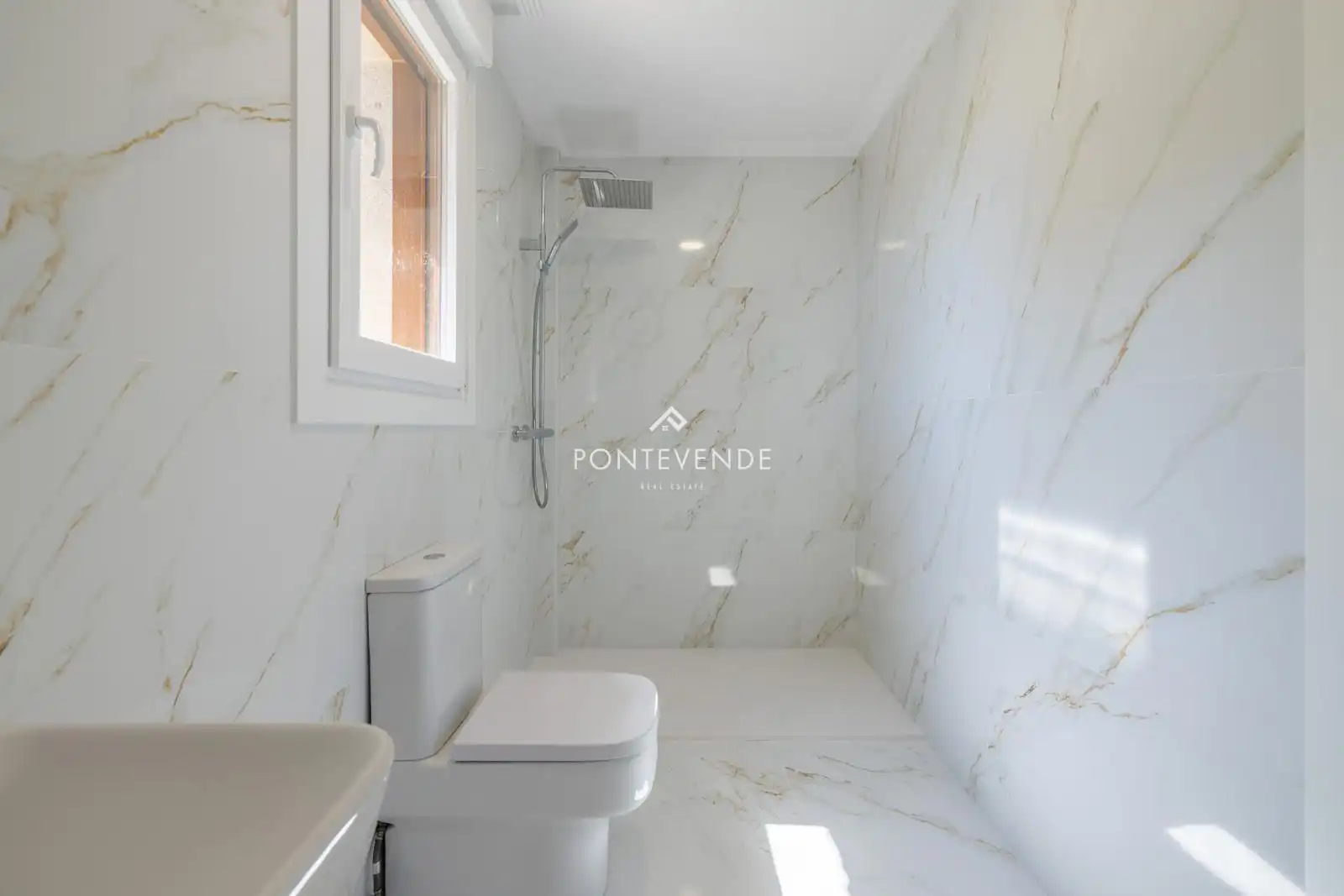 Bathroom of Houses for sale in Sanxenxo  with Private garden, Parquet flooring and Terrace