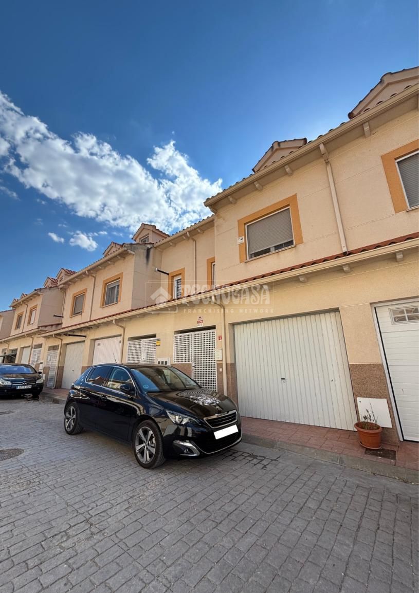 Vista exterior de Casa adosada en venda en Villarrubio amb Calefacció, Parquet i Moblat
