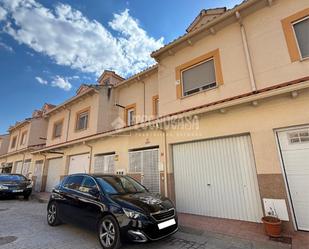 Vista exterior de Casa adosada en venda en Villarrubio amb Calefacció, Parquet i Moblat