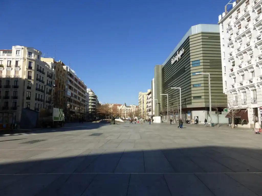 Außenansicht von Wohnung zur Miete in Madrid mit Klimaanlage, Heizung und Parkett