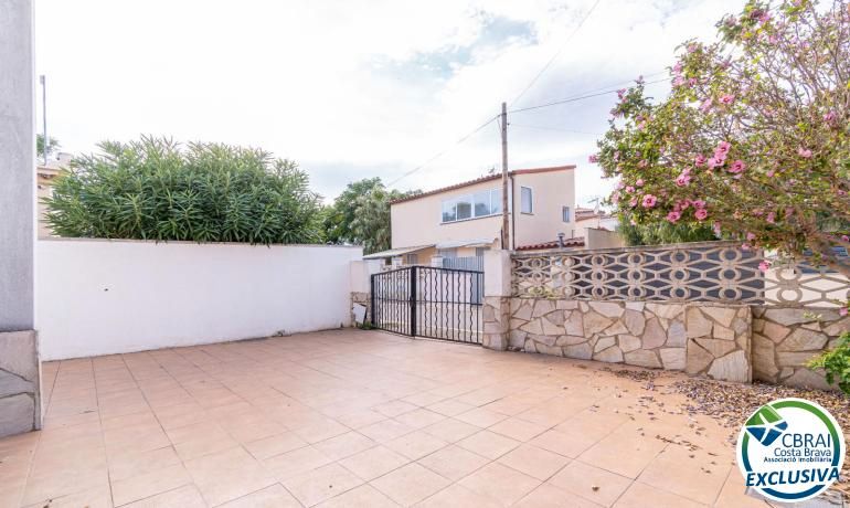 Casa adosada en venda a Carrer Montgrí, 30, Montgrí