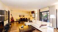 Sala d'estar de Casa adosada en venda en Rivas-Vaciamadrid amb Aire condicionat, Terrassa i Piscina