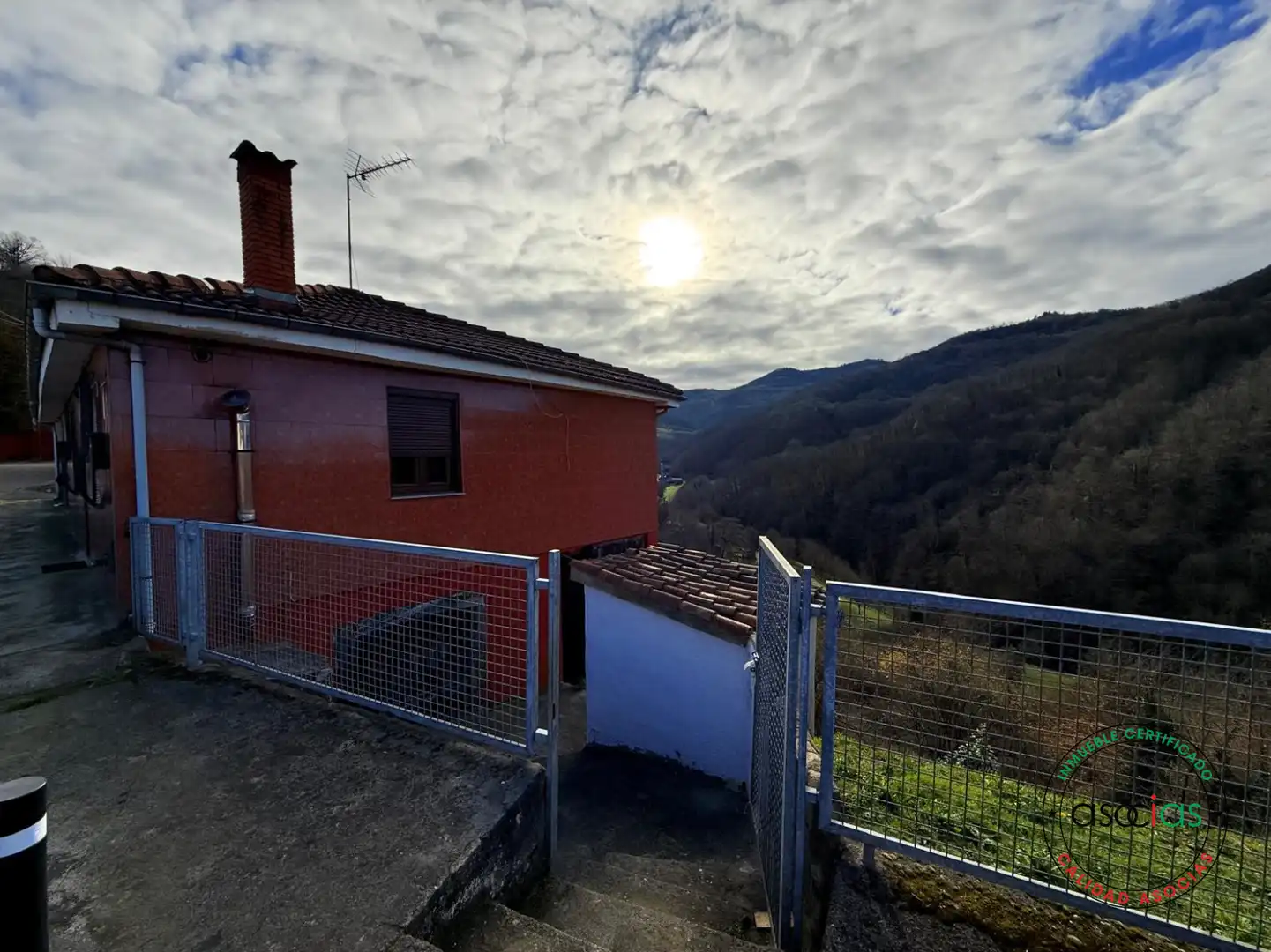Außenansicht von Einfamilien-Reihenhaus zum Verkauf in Mieres (Asturias) mit Heizung, Möbliert und Balkon