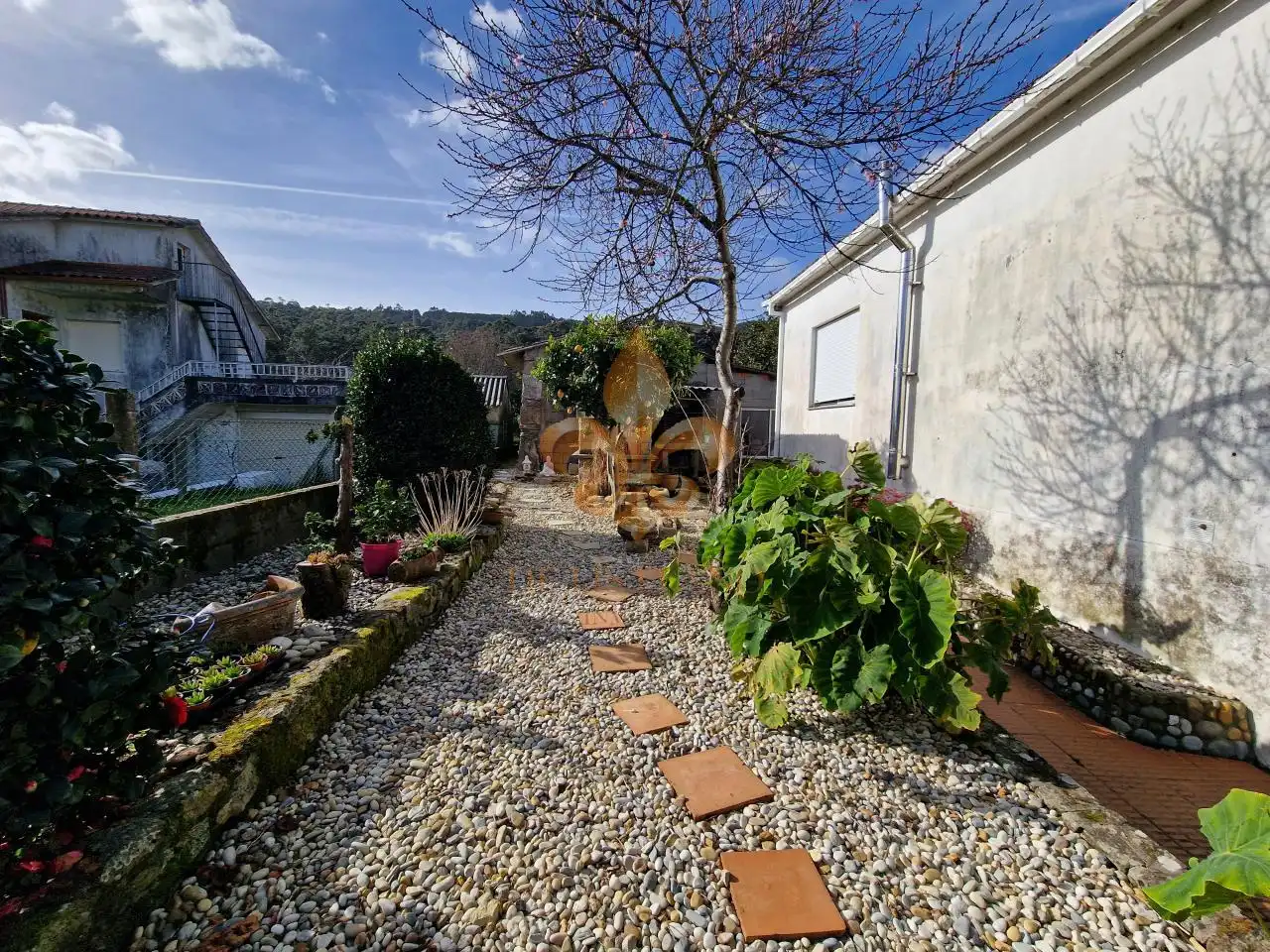 Vista exterior de Casa o xalet en venda en O Rosal   amb Calefacció, Jardí privat i Terrassa
