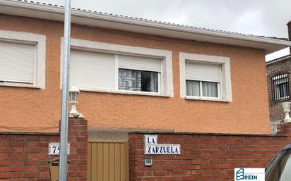 Vista exterior de Casa adosada en venda en Casarrubios del Monte amb Jardí privat i Piscina comunitària