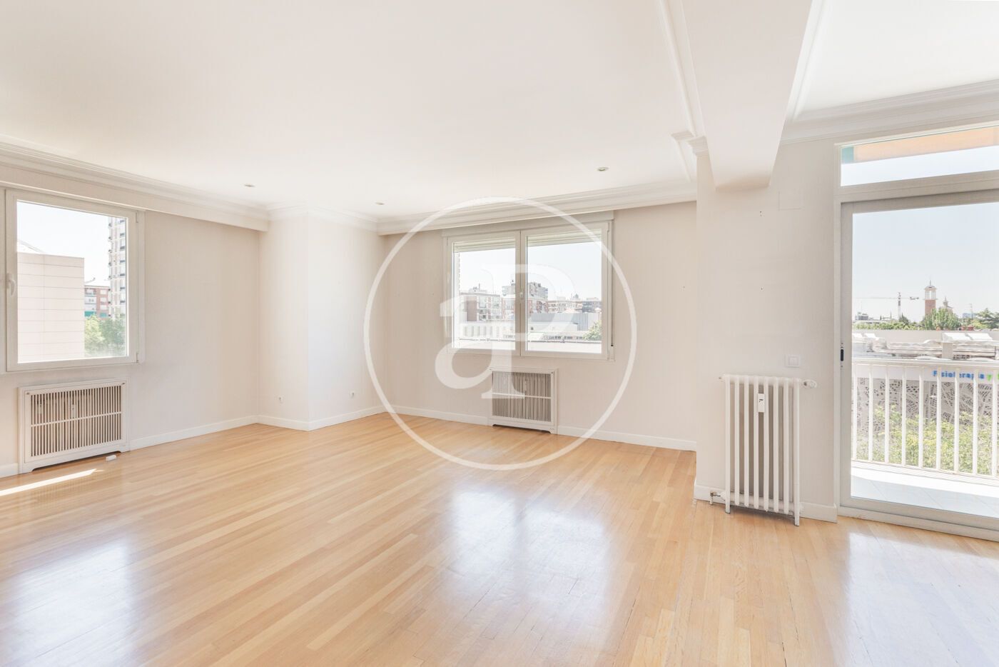 Sala d'estar de Pis en venda en  Madrid Capital amb Aire condicionat, Calefacció i Terrassa
