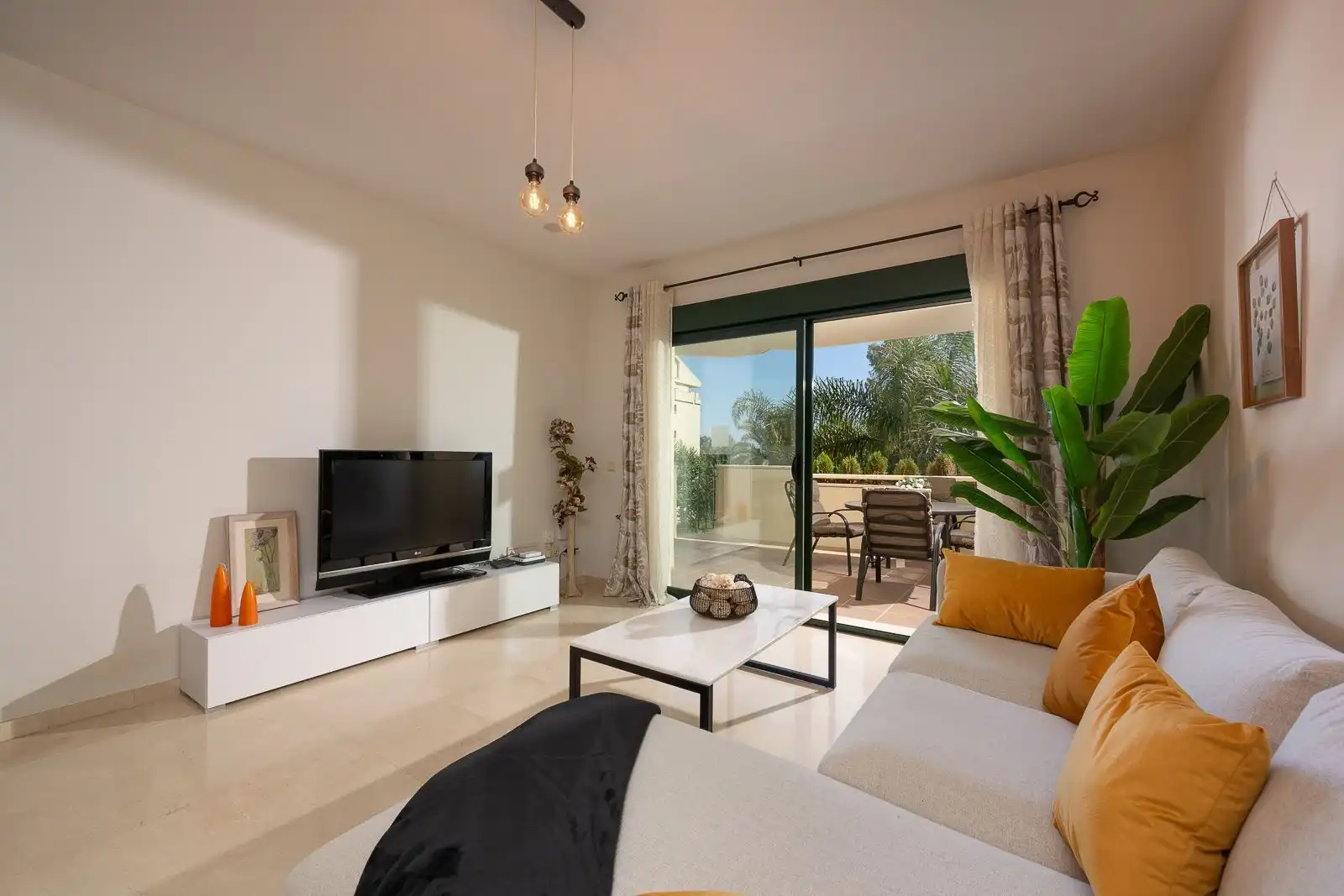Sala d'estar de Pis en venda en Marbella amb Aire condicionat, Terrassa i Traster