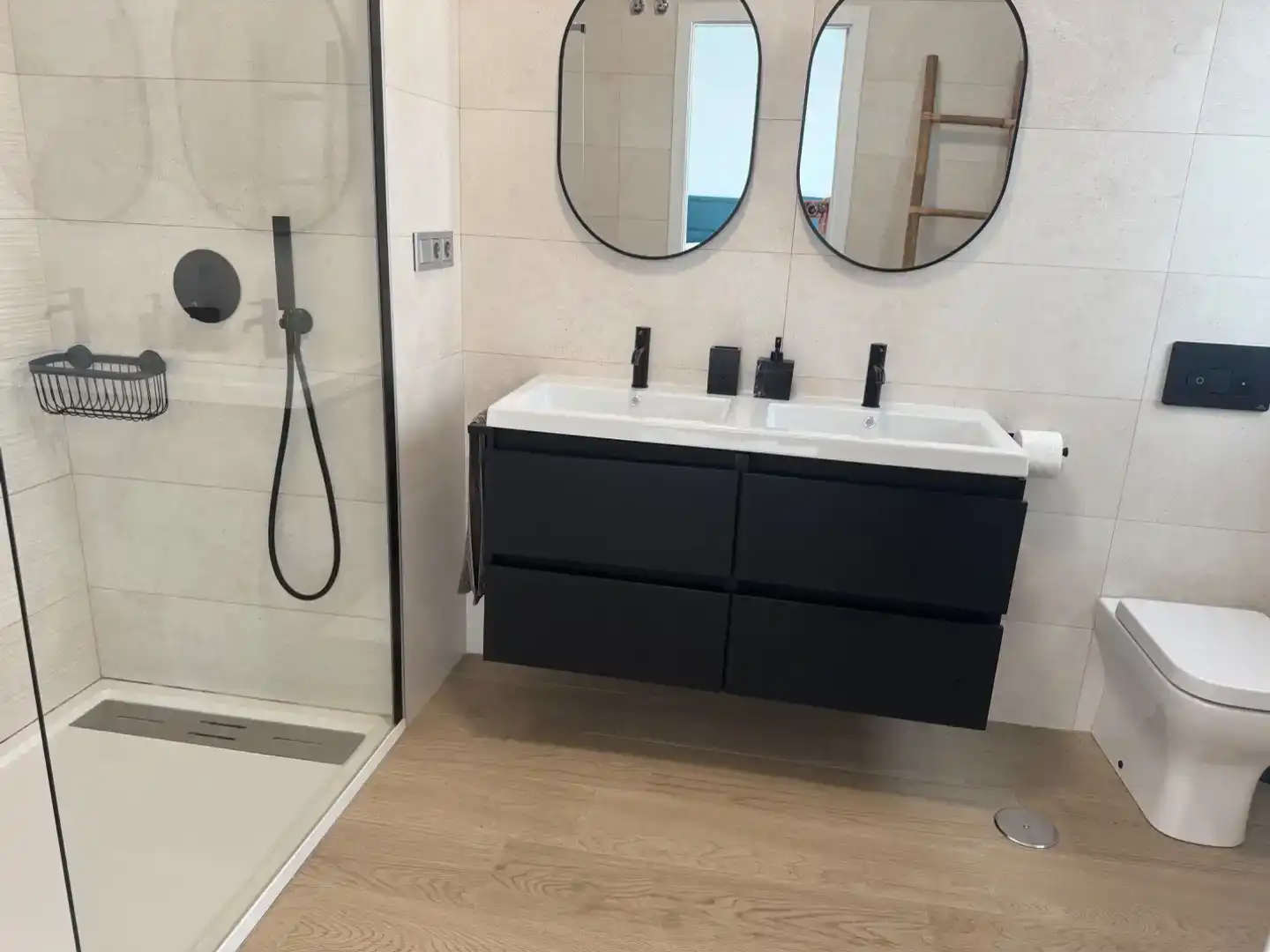 Baño de Piso en venta en Dos Hermanas con Aire acondicionado, Piscina y Balcón