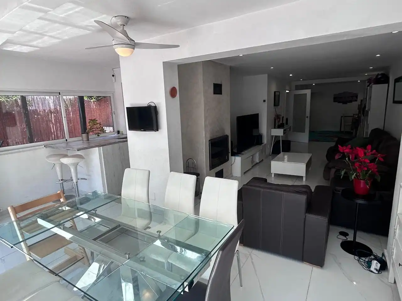 Sala de estar de Casa adosada en venta en Castelldefels con Aire acondicionado, Trastero y Piscina