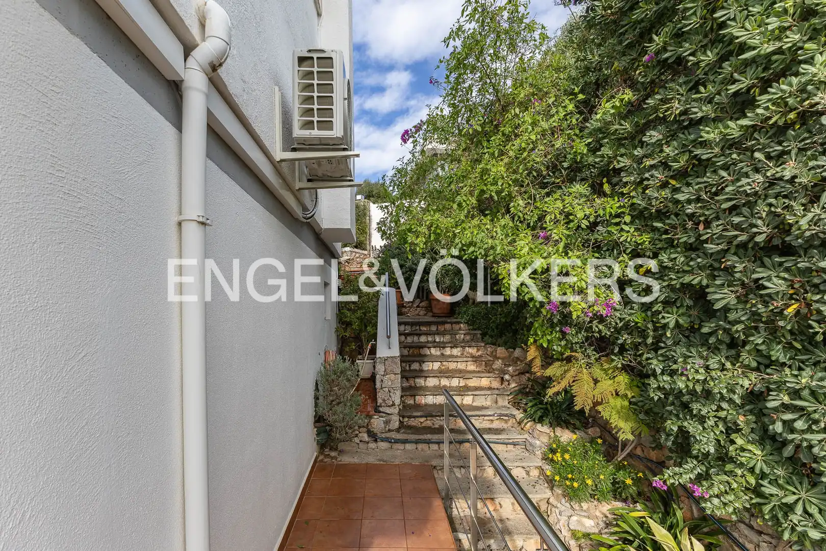 Vista exterior de Casa o xalet en venda en Sitges amb Aire condicionat, Calefacció i Jardí privat