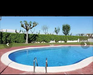 Piscina de Casa adosada de lloguer en Torredembarra amb Aire condicionat, Terrassa i Balcó