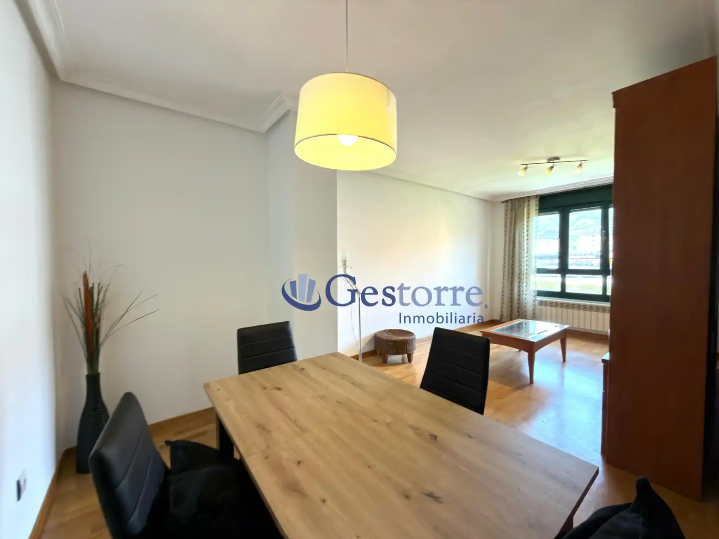 Flat for rent in Oviedo - Calle Favila, Parque del Oeste
