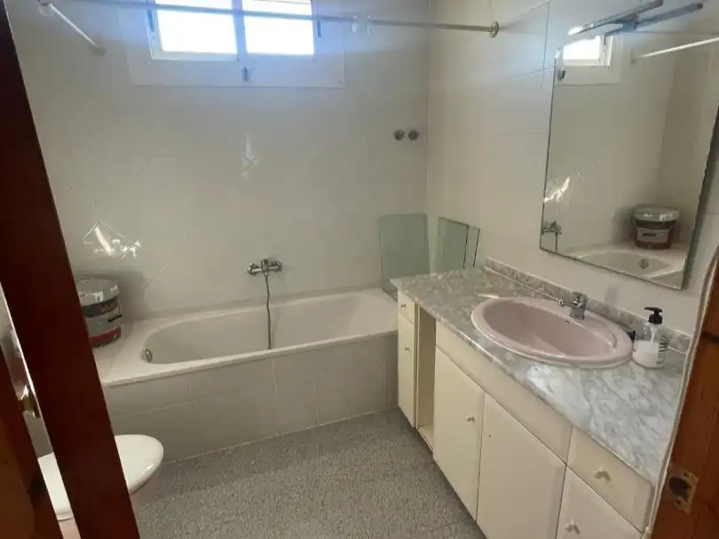 Bany de Casa o xalet en venda en Els Pallaresos amb Aire condicionat, Calefacció i Jardí privat
