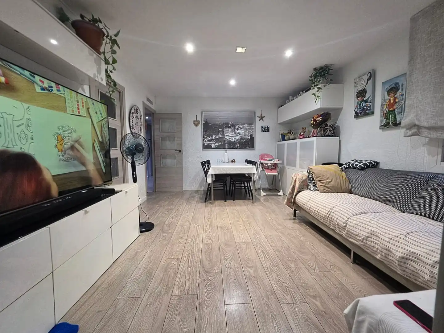 Living room of Flat for sale in L'Hospitalet de Llobregat  with Air Conditioner, Parquet flooring and Furnished