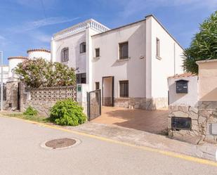 Vista exterior de Casa adosada en venda en Empuriabrava amb Calefacció, Terrassa i Moblat