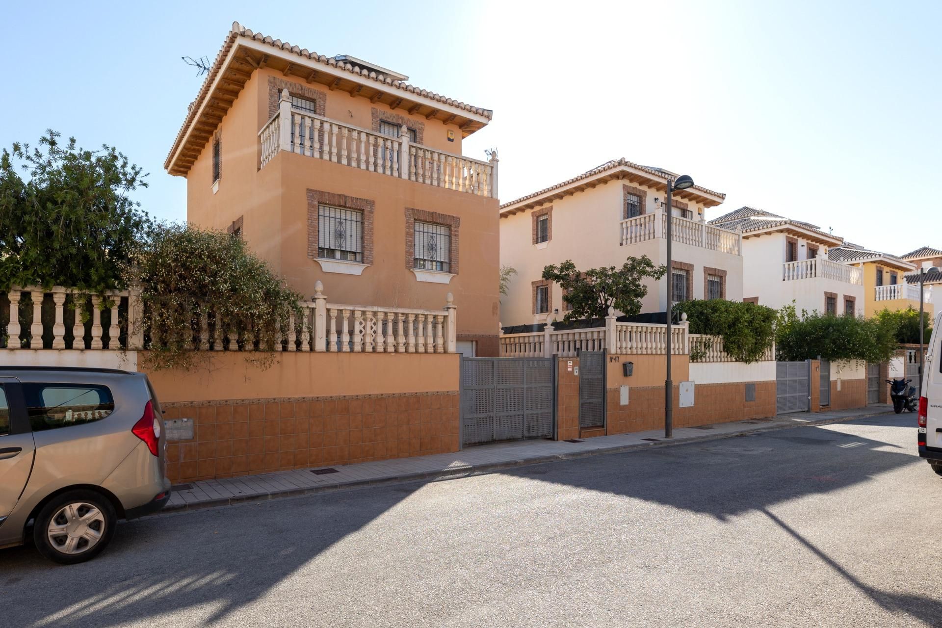 Vista exterior de Casa o xalet en venda en Huétor Vega amb Aire condicionat, Calefacció i Piscina