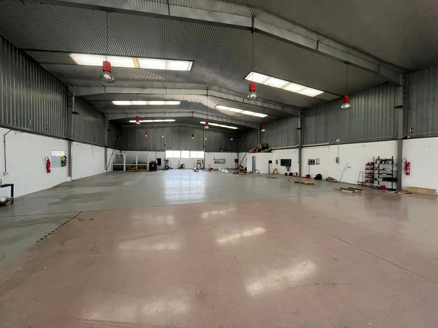 Fabrikhallen zum Verkauf in Sant Esteve Sesrovires