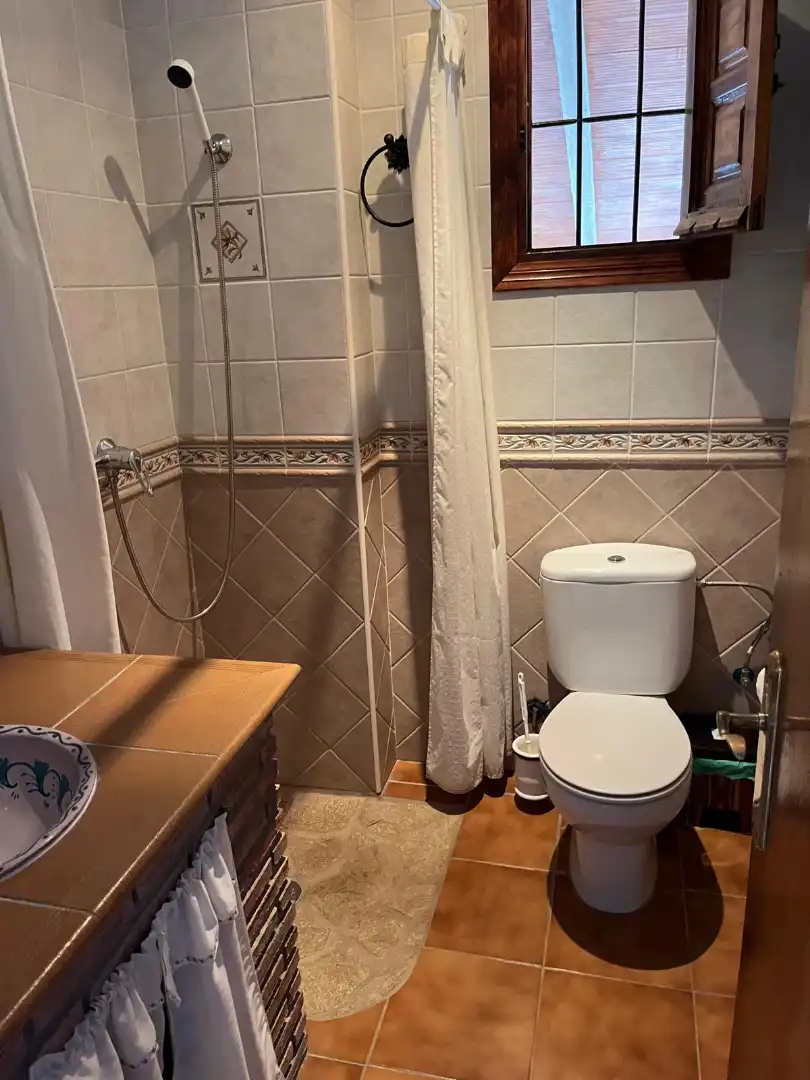 Badezimmer von Country house zur Miete in Riogordo mit Privatgarten, Schwimmbad und Möbliert