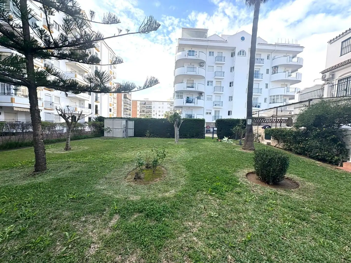 Aparcament de Casa adosada en venda en Fuengirola amb Aire condicionat, Jardí privat i Terrassa