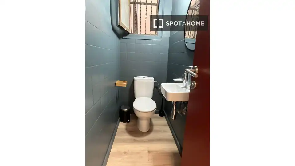 Bathroom of Flat for share in Barcelona  with Air Conditioner, Heating and Terrace