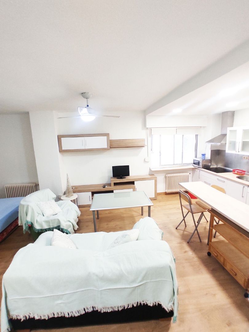 Study to rent in Calle Emperatriz Eugenia, Camino de Ronda