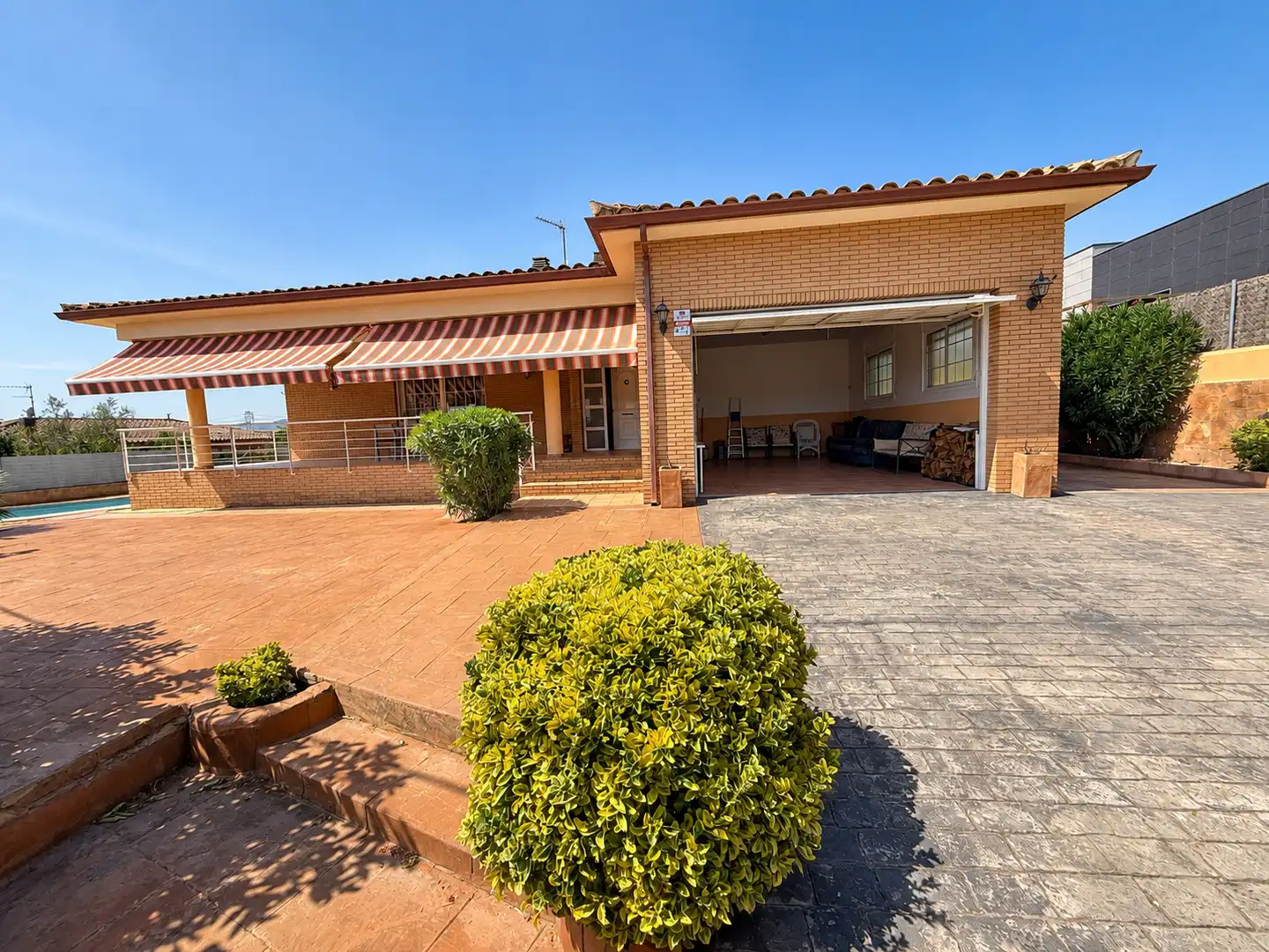 Vista exterior de Casa o chalet en venta en Rubí con Calefacción, Jardín privado y Terraza