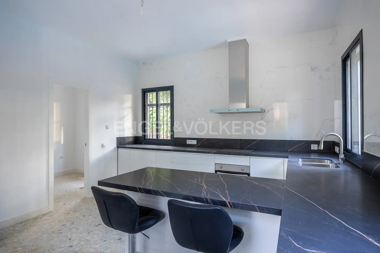 Cuina de Casa o xalet en venda en Alcalá de Guadaira amb Calefacció, Jardí privat i Terrassa