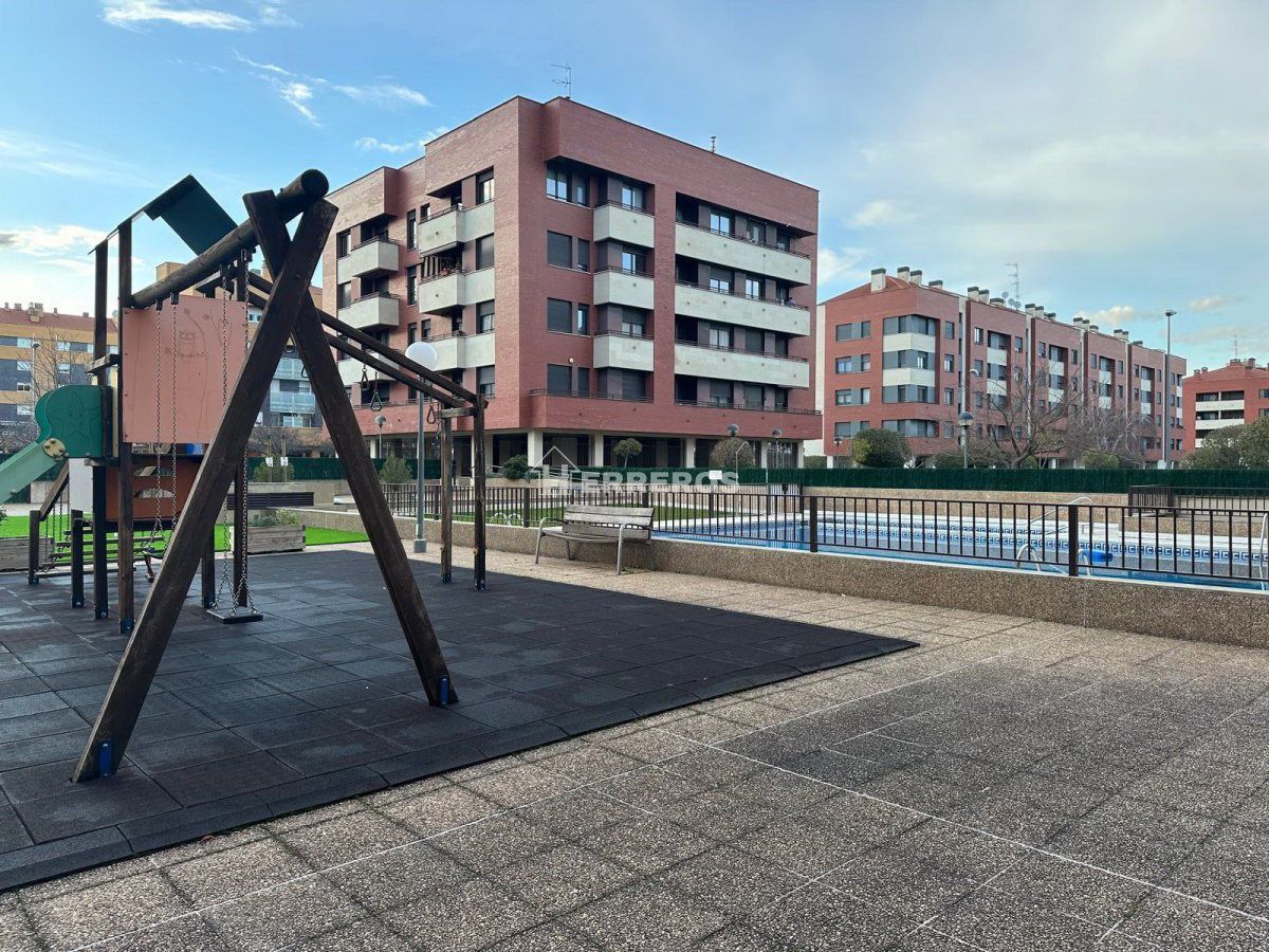 Vista exterior de Apartamento en venta en  Logroño con Calefacción, Parquet y Terraza