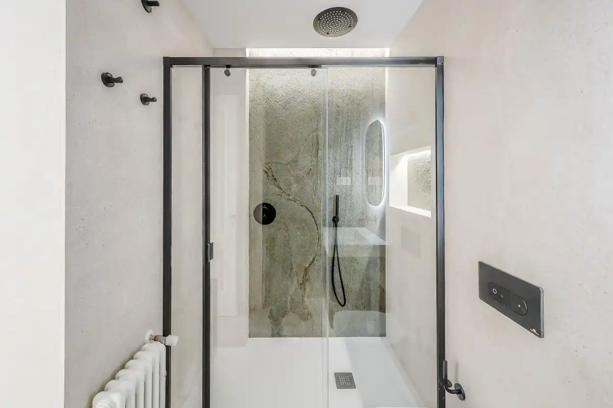 Bathroom of Flat for sale in Madrid  with Air Conditioner and Heating