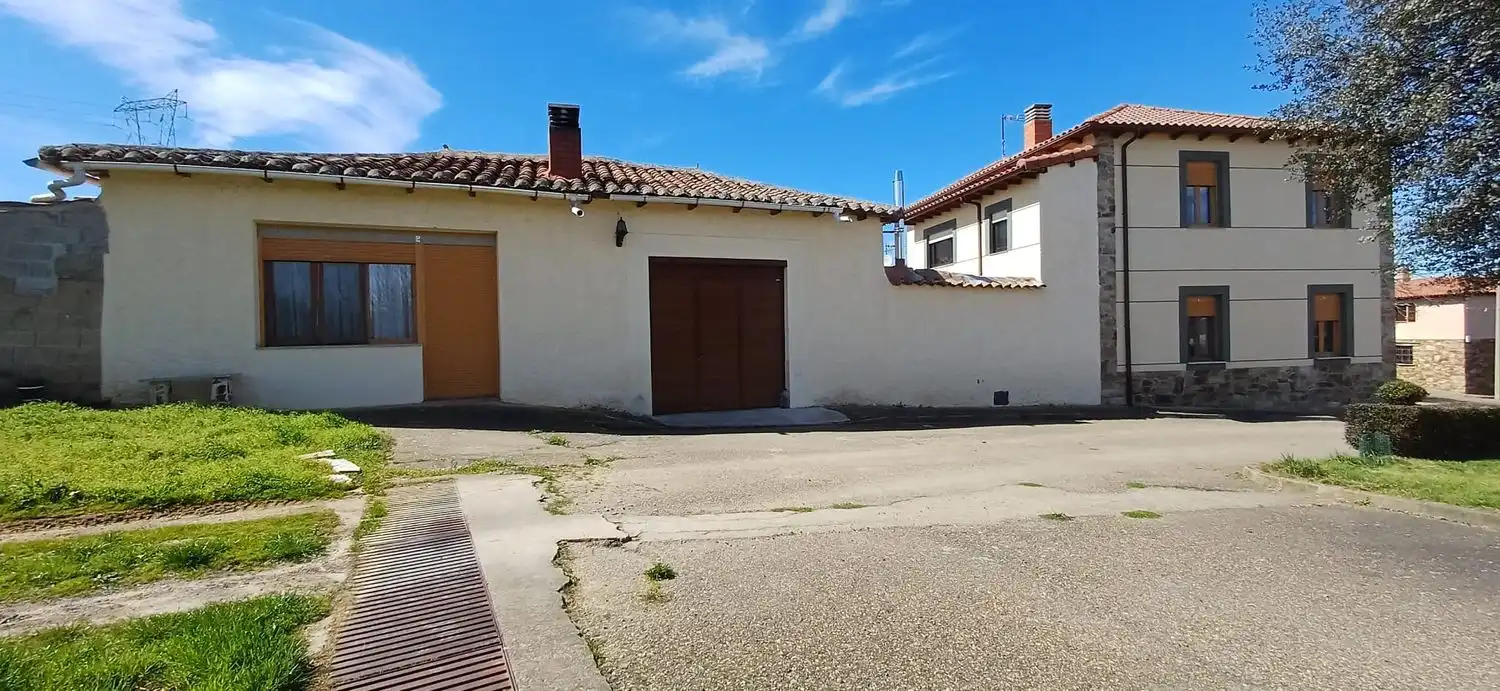 Vista exterior de Casa o xalet en venda en Valderrey amb Calefacció, Terrassa i Traster