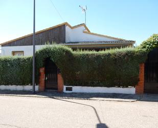 Vista exterior de Casa o xalet en venda en Casarrubios del Monte amb Calefacció, Jardí privat i Terrassa