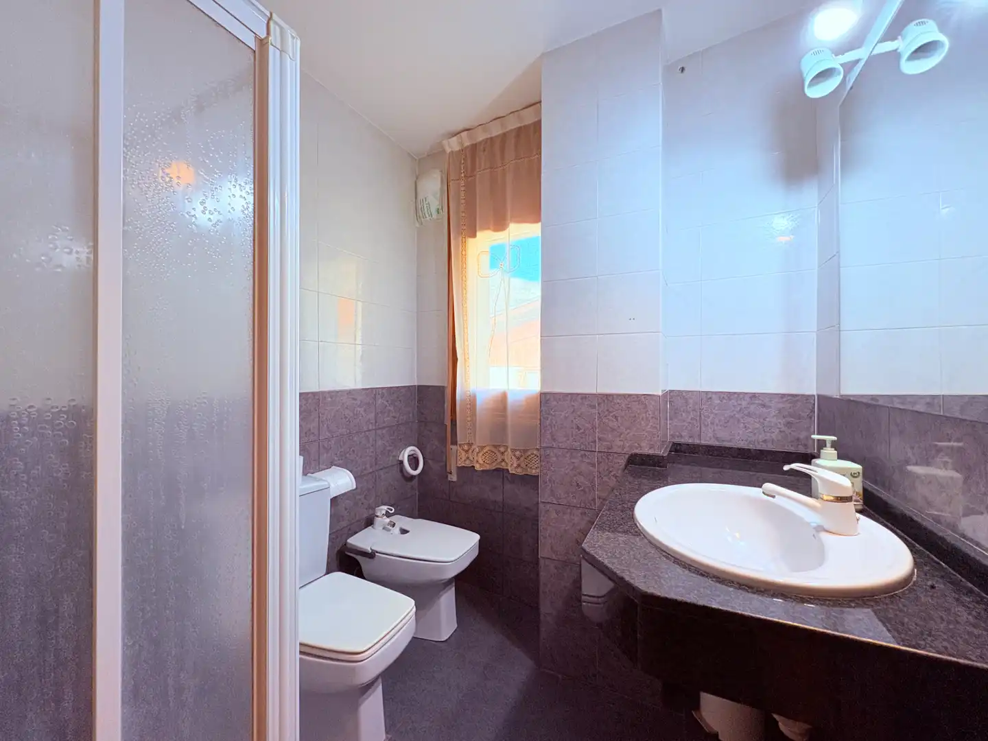 Badezimmer von Wohnung zum Verkauf in Sesué mit Heizung und Möbliert