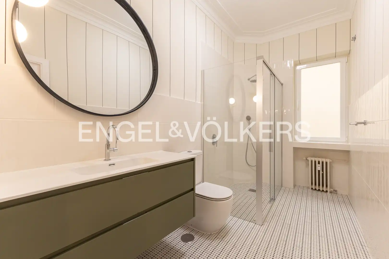 Bathroom of Flat for rent in Madrid  with Air Conditioner, Heating and Balcony