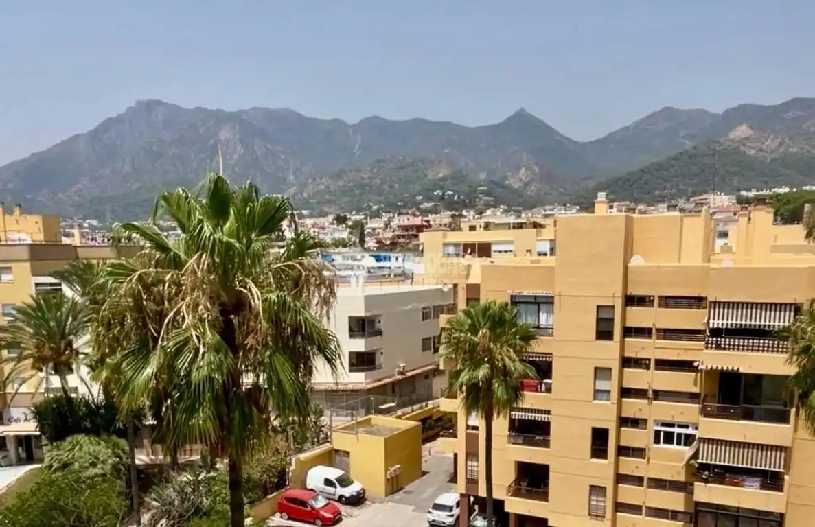 Vista exterior de Pis en venda en Marbella amb Terrassa i Balcó