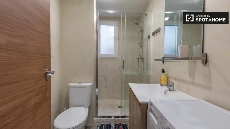 Bathroom of Flat for rent in Valencia  with Air Conditioner, Heating and Furnished